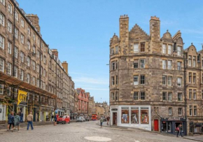 Castle View - 1 Bedroom Apartment - Heart of The Famous Royal Mile & 1 Minute Walk to Edinburgh Castle